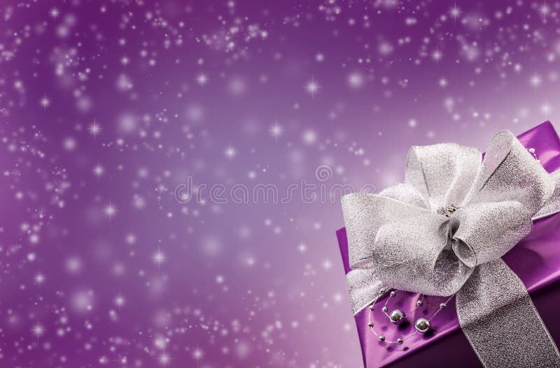 Weihnachts- oder des Valentinsgrußespurpurrotes Geschenk mit silbernem Bandzusammenfassungs-Purpurhintergrund
