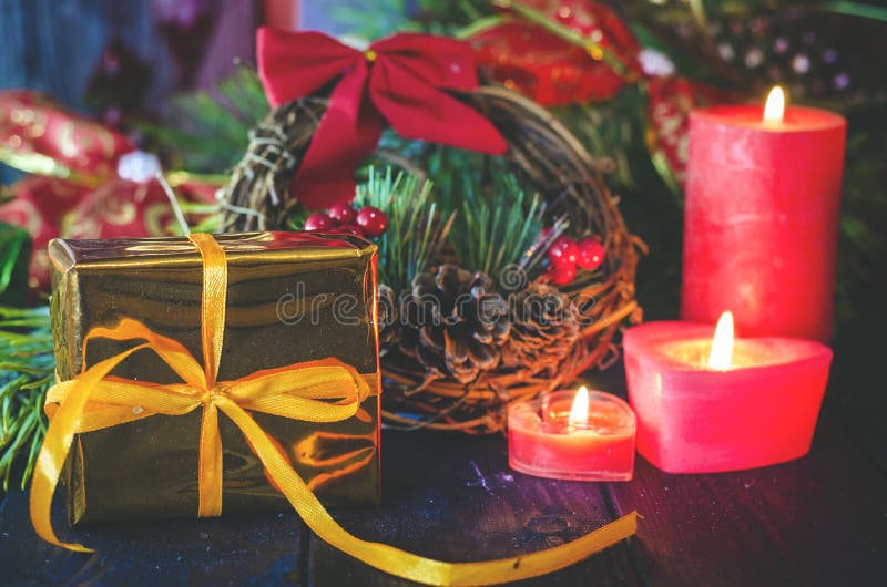 Weihnachts- und des neuen Jahresgeschenke nahe festlichen Dekorationen lizenzfreie stockbilder Weihnachts- und des neuen Jahresgeschenke nahe festlichen Dekorationen lizenzfreie stockbilder
