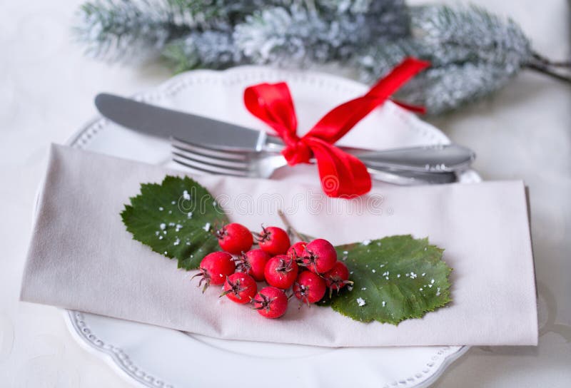 Weihnachts-und Neujahrsfeiertag-Gedeck feier Gedeck für Weihnachtsessen Hintergrund beleuchtete Girlande der farbigen Glühlampen lizenzfreie stockfotos Weihnachts-und Neujahrsfeiertag-Gedeck feier Gedeck für Weihnachtsessen Hintergrund beleuchtete Girlande der farbigen Glühlampen lizenzfreie stockfotos