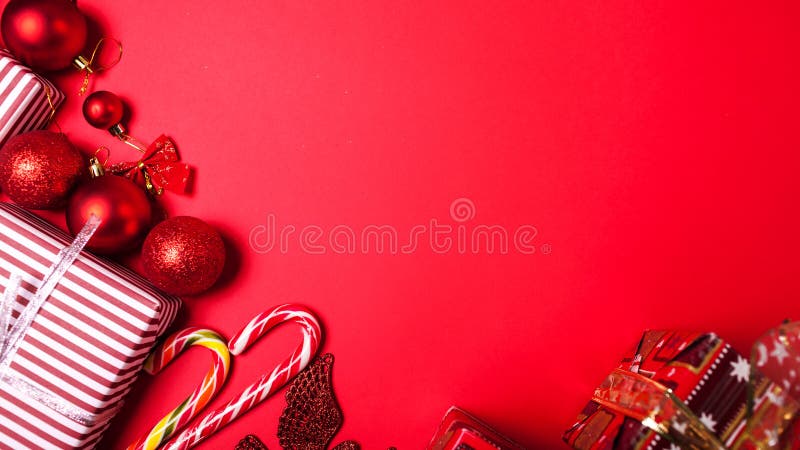 Weihnachts- und Neujahrsroter Hintergrund - Geschenkdosen, Weihnachtsmütze und Spielzeug Banner stockfotos Weihnachts- und Neujahrsroter Hintergrund - Geschenkdosen, Weihnachtsmütze und Spielzeug Banner stockfotos