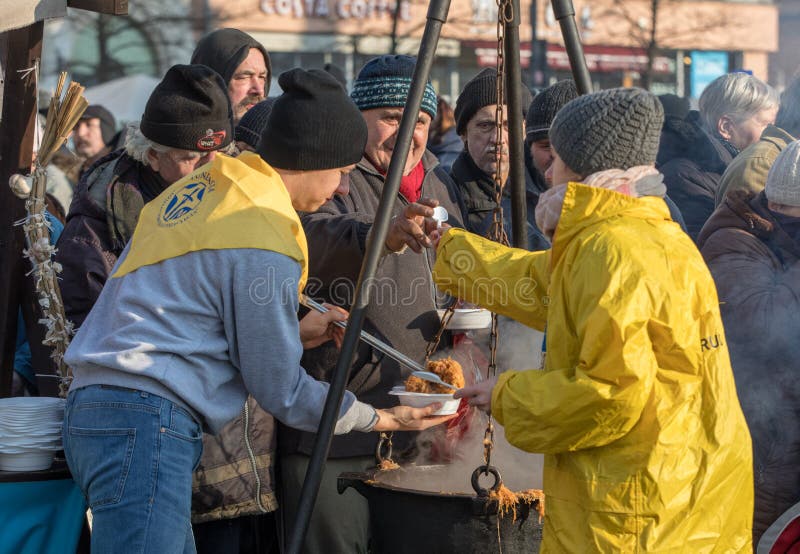Weihnachtsabend für armes und obdachloses auf dem Hauptplatz in Krakau lizenzfreie stockbilder Weihnachtsabend für armes und obdachloses auf dem Hauptplatz in Krakau lizenzfreie stockbilder