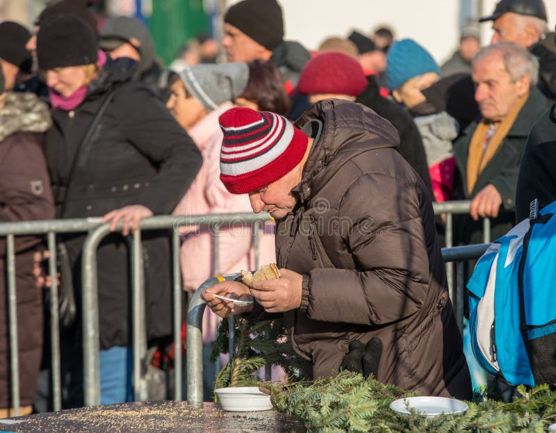 Weihnachtsabend für armes und obdachloses auf dem Hauptplatz in Krakau lizenzfreie stockbilder Weihnachtsabend für armes und obdachloses auf dem Hauptplatz in Krakau lizenzfreie stockbilder