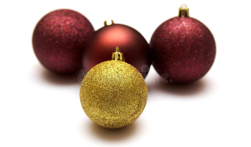 Weihnachtsball lokalisiert auf weißem Hintergrund, Weihnachtsspielwaren Gold und roter Weihnachtsflitter lokalisiert auf weißem H lizenzfreie stockfotografie Weihnachtsball lokalisiert auf weißem Hintergrund, Weihnachtsspielwaren Gold und roter Weihnachtsflitter lokalisiert auf weißem H lizenzfreie stockfotografie