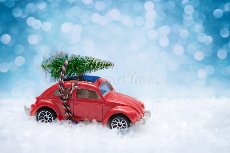Weihnachtsbaum auf Spielzeugauto lizenzfreie stockfotografie Weihnachtsbaum auf Spielzeugauto lizenzfreie stockfotografie