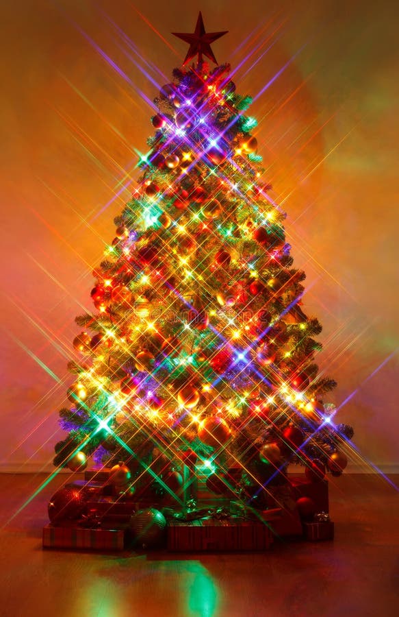 Weihnachtsbaum geschossen mit croß-screen Filter stockbild Weihnachtsbaum geschossen mit croß-screen Filter stockbild