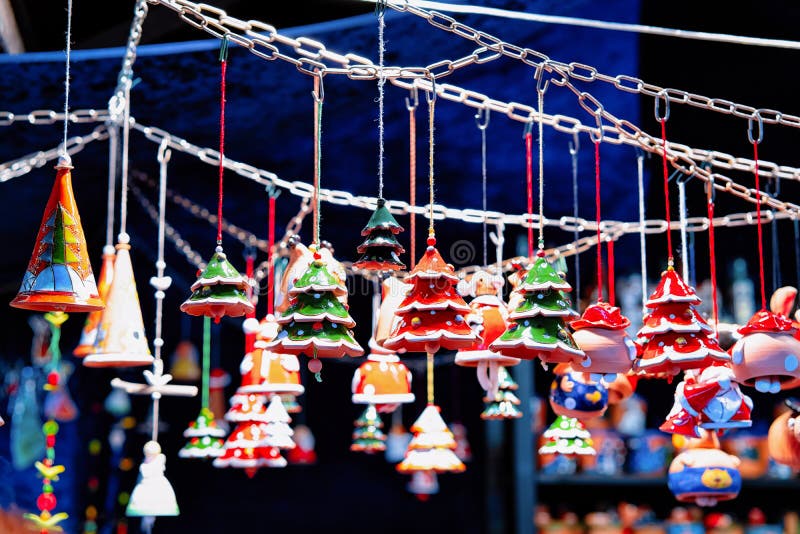 Weihnachtsbaum-Keramik-Dekoration am Weihnachtsmarkt an Charlottenburg-Palast im Winter Berlin, Deutschland Advent Fair Decoratio lizenzfreies stockbild Weihnachtsbaum-Keramik-Dekoration am Weihnachtsmarkt an Charlottenburg-Palast im Winter Berlin, Deutschland Advent Fair Decoratio lizenzfreies stockbild