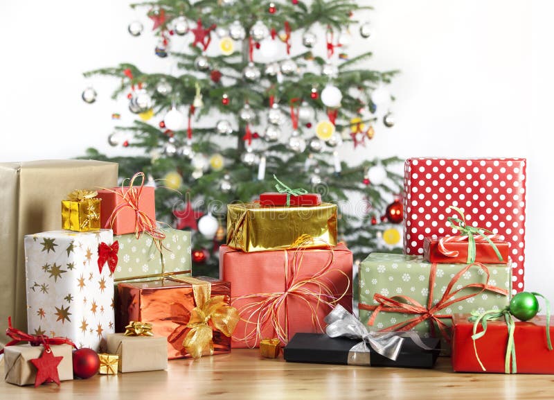 Weihnachtsbaum mit Lots Geschenken