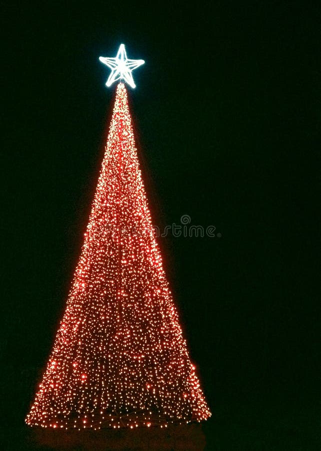 Weihnachtsbaum Mit Roten Lichtern Und Hellem Stern Stockbild - Bild Von  Bedeckung, Schwarzes: 47636099