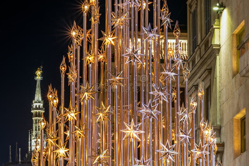 Weihnachtsbaum und das Madonnina in Mailand bis zum Nacht lizenzfreies stockbild Weihnachtsbaum und das Madonnina in Mailand bis zum Nacht lizenzfreies stockbild