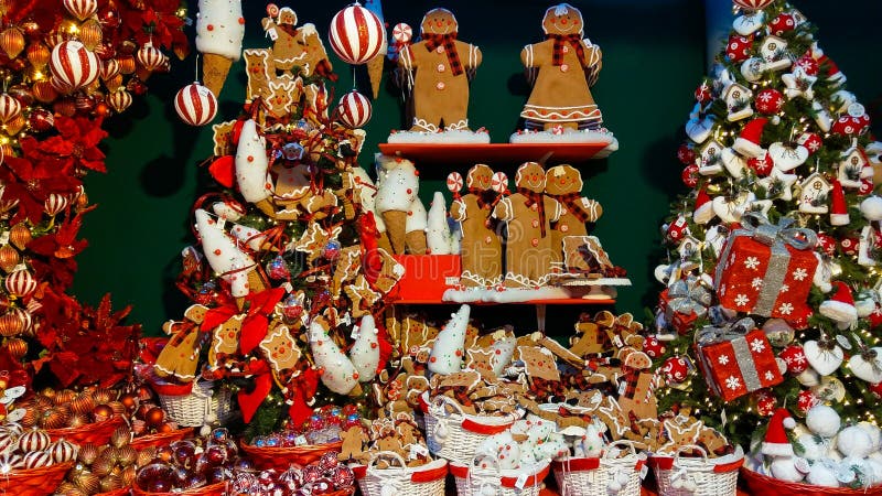 Weihnachtsbaum und Dekorationen am Innenraum des Kaufhauses in Italien lizenzfreies stockbild Weihnachtsbaum und Dekorationen am Innenraum des Kaufhauses in Italien lizenzfreies stockbild