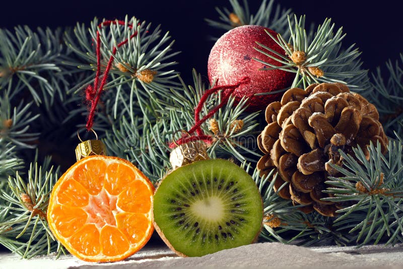 Weihnachtsbaum verziert mit Früchten der Kiwi und des clementin stockfotos Weihnachtsbaum verziert mit Früchten der Kiwi und des clementin stockfotos