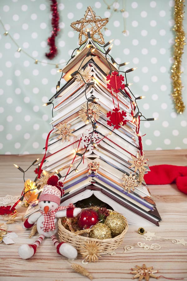 Weihnachtsbaum von Büchern stockfoto. Bild von dekor - 36183986