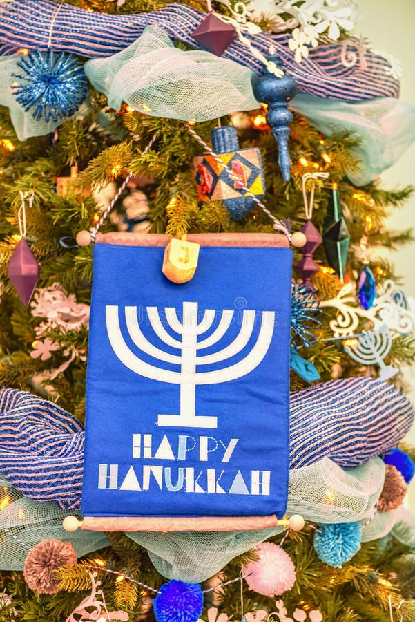 Weihnachtsbaum wird schön mit bunten Spielwaren, Girlanden, Sterne verziert stockbilder Weihnachtsbaum wird schön mit bunten Spielwaren, Girlanden, Sterne verziert stockbilder