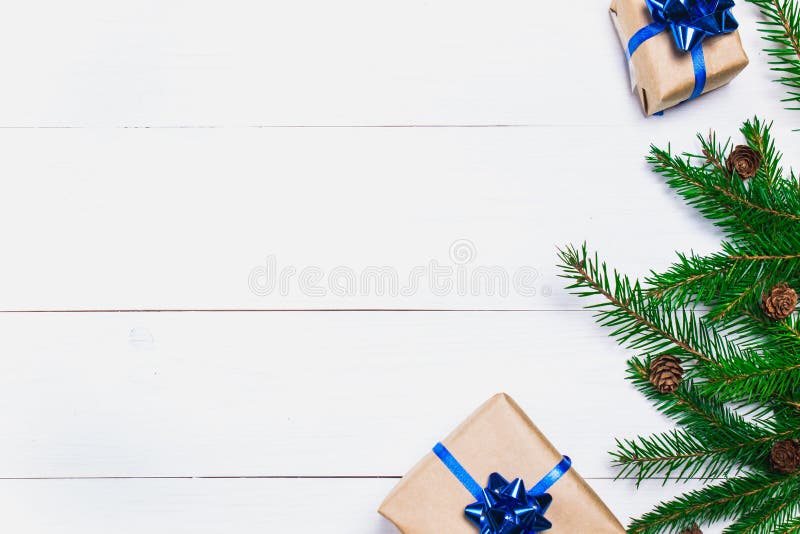 Weihnachtsbaumastgeschenke auf hölzernem Hintergrund stockbilder Weihnachtsbaumastgeschenke auf hölzernem Hintergrund stockbilder