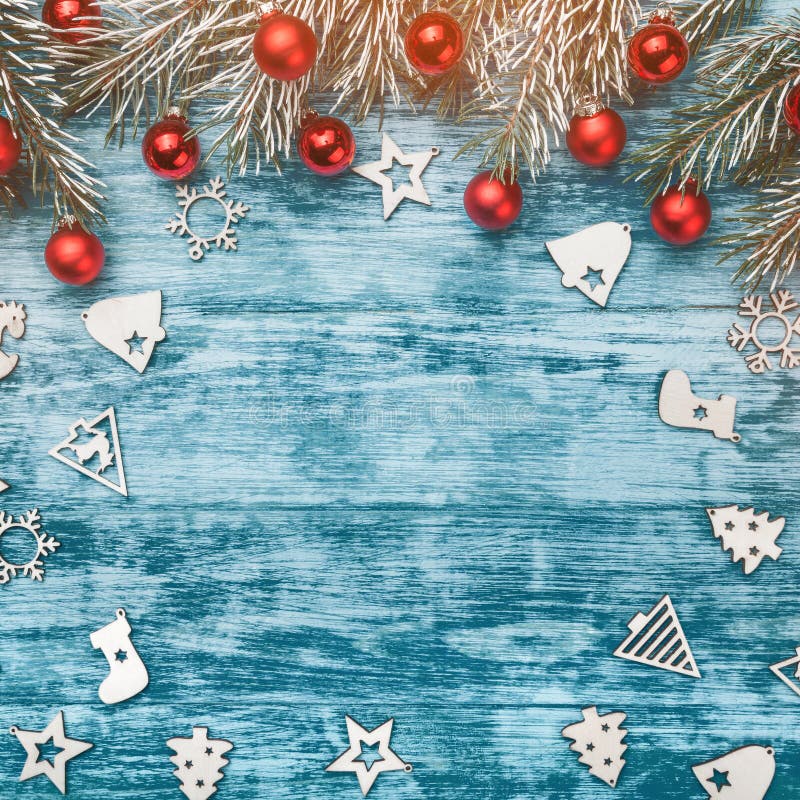 Weihnachtsblauer Hintergrund mit Dekoration, rotem Flitter, hölzernen verzierten Spielwaren und Tannenbaumast lizenzfreie stockfotografie Weihnachtsblauer Hintergrund mit Dekoration, rotem Flitter, hölzernen verzierten Spielwaren und Tannenbaumast lizenzfreie stockfotografie