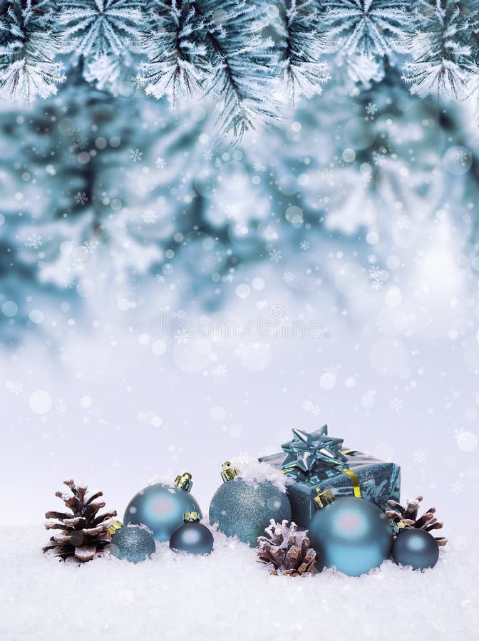 Weihnachtsblauer Hintergrund mit den Bällen, die an der Kiefer hängen stockbild Weihnachtsblauer Hintergrund mit den Bällen, die an der Kiefer hängen stockbild