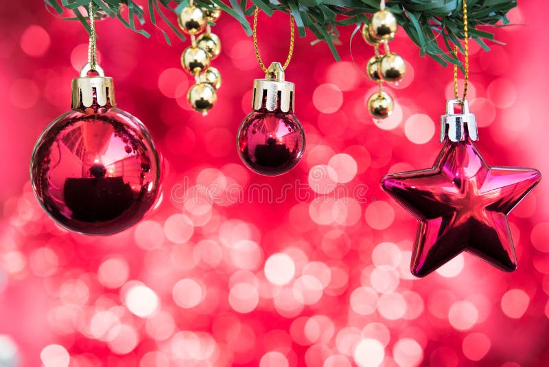 Weihnachtsbälle und Sternverzierung verzieren auf Tannenbaum mit Rot lizenzfreie stockbilder Weihnachtsbälle und Sternverzierung verzieren auf Tannenbaum mit Rot lizenzfreie stockbilder