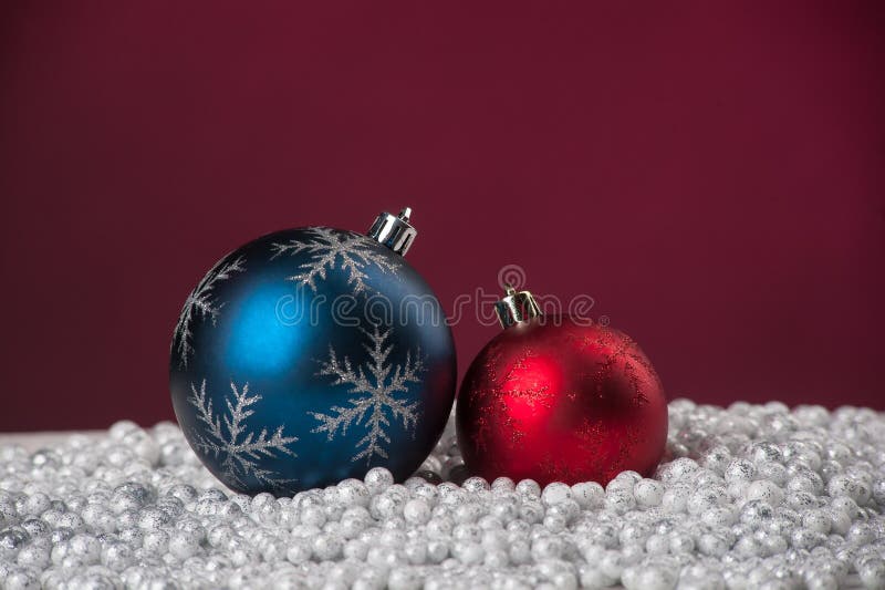 Weihnachtsdekoration auf Schnee lizenzfreie stockfotografie Weihnachtsdekoration auf Schnee lizenzfreie stockfotografie