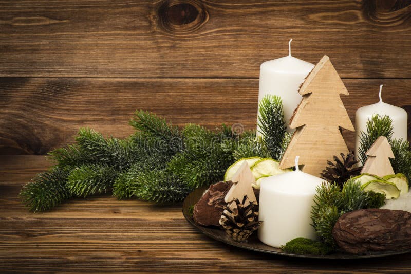Weihnachtsdekoration - compoition von den Kerzen, Niederlassungen, Steine auf dem hölzernen Hintergrund stockfotos Weihnachtsdekoration - compoition von den Kerzen, Niederlassungen, Steine auf dem hölzernen Hintergrund stockfotos