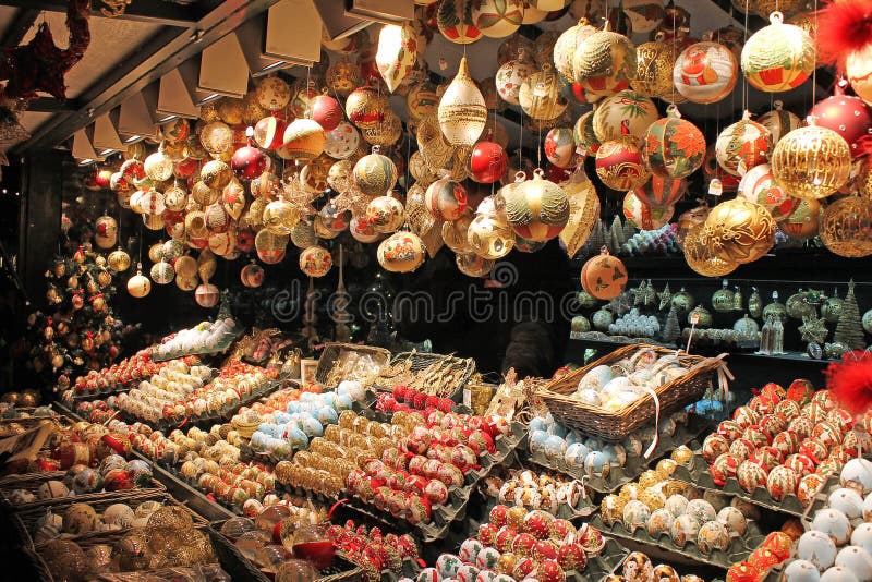 Weihnachtsdekoration für Verkauf auf Einführungsmarkt stockbild Weihnachtsdekoration für Verkauf auf Einführungsmarkt stockbild