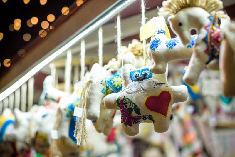 Weihnachtsdekoration für Verkauf auf Einführungsmarkt Dekorative Miniaturstadthäuser stockbild Weihnachtsdekoration für Verkauf auf Einführungsmarkt Dekorative Miniaturstadthäuser stockbild