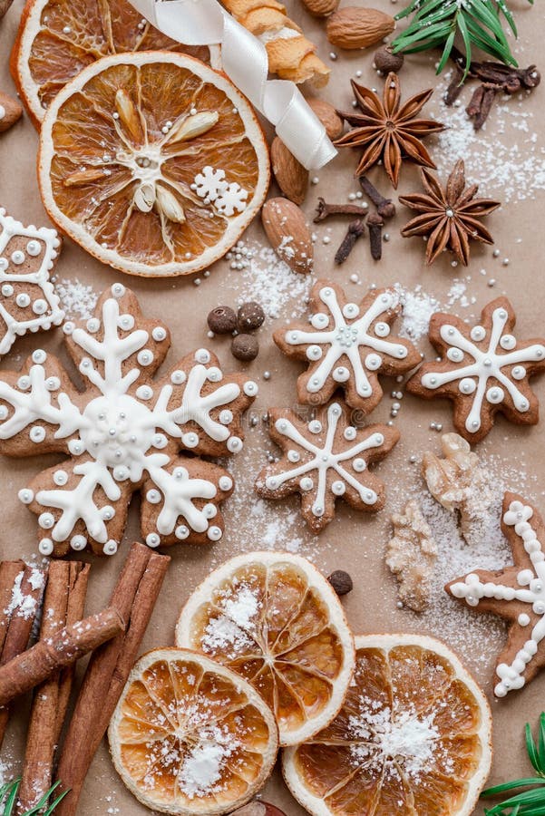 Weihnachtsdekoration mit Gewürzen und Plätzchen in Form der Schneeflocken auf dunkelbraunem Papierhintergrund Beschneidungspfad e stockfoto Weihnachtsdekoration mit Gewürzen und Plätzchen in Form der Schneeflocken auf dunkelbraunem Papierhintergrund Beschneidungspfad e stockfoto