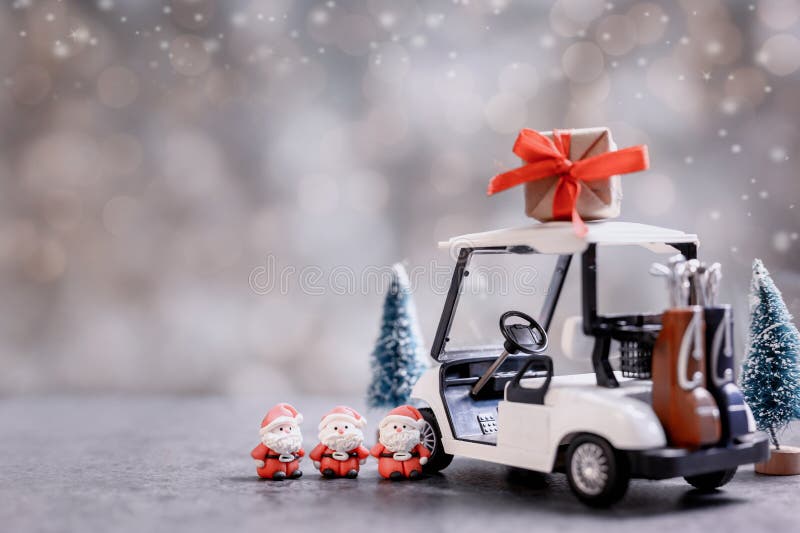 Weihnachtsdekoration mit Golfwagen am Dezember