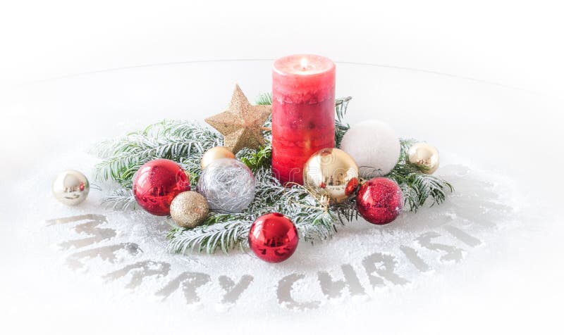 Weihnachtsdekoration mit Kerzen-und Weihnachtsbällen lizenzfreies stockbild Weihnachtsdekoration mit Kerzen-und Weihnachtsbällen lizenzfreies stockbild