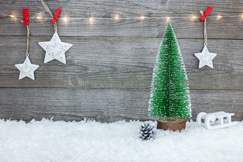 Weihnachtsdekoration mit kleinem Tannenbaum, Schlitten, Sternen und holi lizenzfreies stockbild Weihnachtsdekoration mit kleinem Tannenbaum, Schlitten, Sternen und holi lizenzfreies stockbild