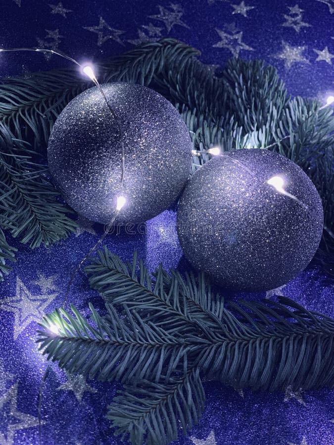 Weihnachtsdekoration: silberne Bälle mit Kegeln und den Tannenbaumasten lokalisiert auf Sternhintergrund lizenzfreies stockbild Weihnachtsdekoration: silberne Bälle mit Kegeln und den Tannenbaumasten lokalisiert auf Sternhintergrund lizenzfreies stockbild