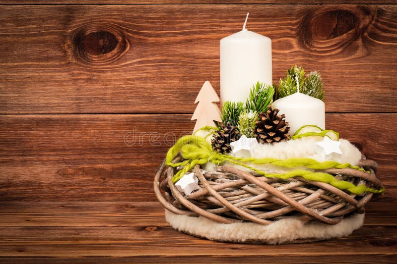 Weihnachtsdekoration - Weihnachtszusammensetzung mit Kranz und Kerzen auf dem hölzernen Hintergrund stockfotografie Weihnachtsdekoration - Weihnachtszusammensetzung mit Kranz und Kerzen auf dem hölzernen Hintergrund stockfotografie