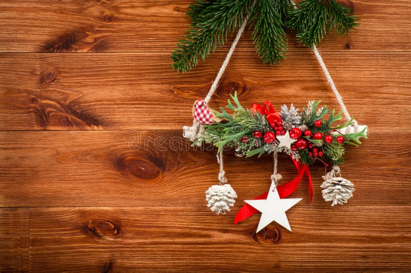 Weihnachtsdekoration - Zusammensetzung gemacht von den Koniferenniederlassungen auf dem hölzernen Hintergrund stockfotos Weihnachtsdekoration - Zusammensetzung gemacht von den Koniferenniederlassungen auf dem hölzernen Hintergrund stockfotos