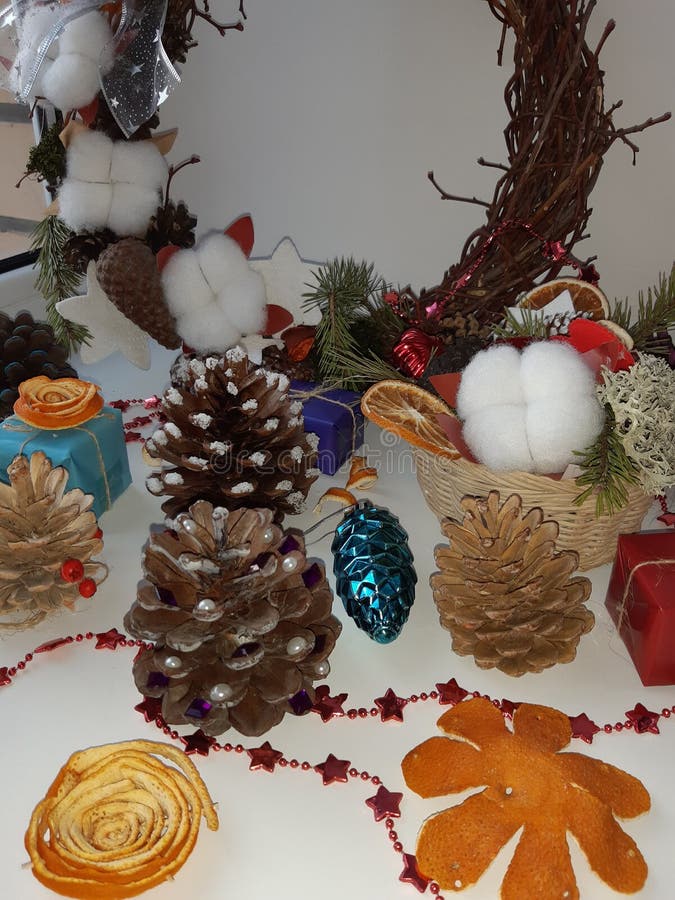 Weihnachtsdekorationen Auf Dem Tisch Stockfoto Bild Von Jahr Dekorationen 163331458