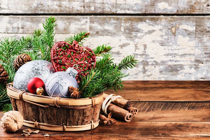 Weihnachtsdekorationen in der Weinleseart lizenzfreie stockbilder Weihnachtsdekorationen in der Weinleseart lizenzfreie stockbilder