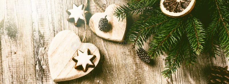 Weihnachtsdekorationen in der Weinleseart über altem hölzernem Hintergrund lizenzfreie stockbilder Weihnachtsdekorationen in der Weinleseart über altem hölzernem Hintergrund lizenzfreie stockbilder