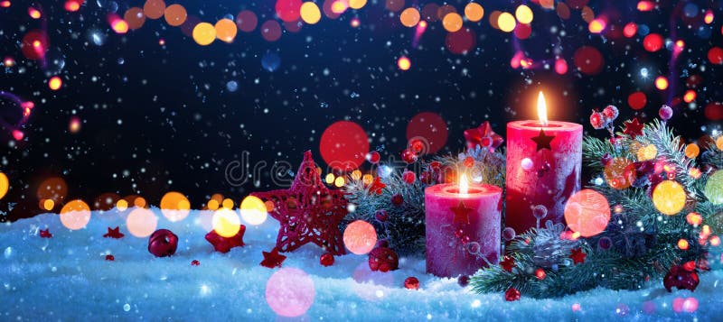 Weihnachtsdekorationen mit Kerzen und farbigen Lichteffekten