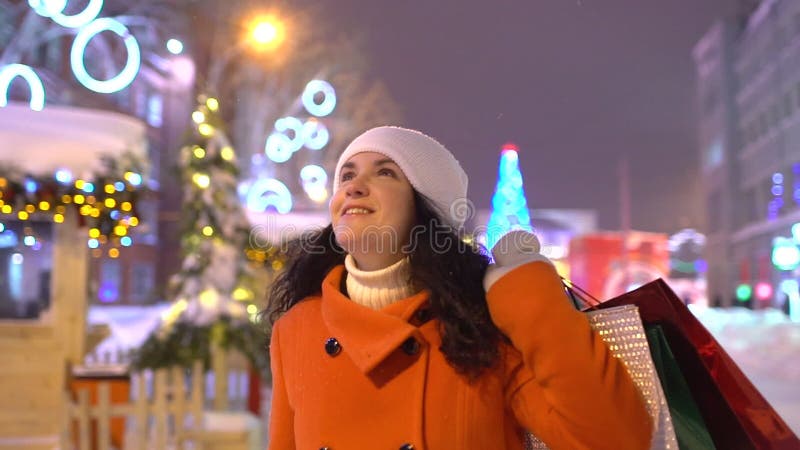 Weihnachtseinkaufen, Idee für Ihre Auslegung Weihnachten Defocused Spät- Weihnachtseinkäufer Frau, die europäischen Weihnachtsmar