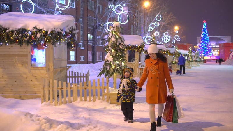 Weihnachtseinkaufen, Idee für Ihre Auslegung Weihnachten Weihnachtsfeiertagskäufer an der Nacht, an der queren beschäftigten Stad