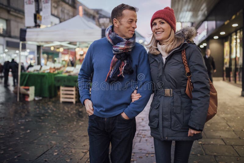 Weihnachtseinkaufen im Markt stockfotos Weihnachtseinkaufen im Markt stockfotos
