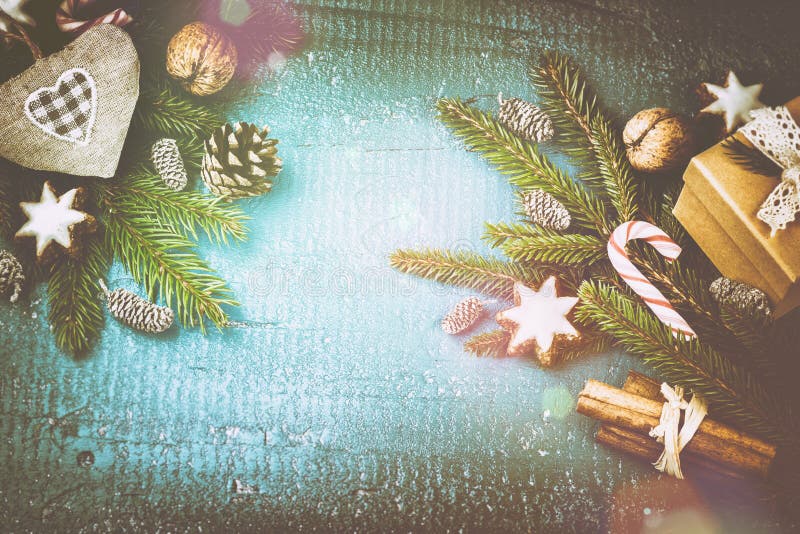 Weihnachtseinstellung mit Saisongewürzen und Bonbons lizenzfreie stockbilder Weihnachtseinstellung mit Saisongewürzen und Bonbons lizenzfreie stockbilder
