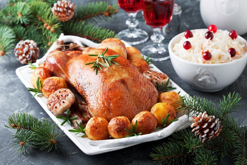 Weihnachtsentenbraten mit Ofenkartoffeln stockfotografie