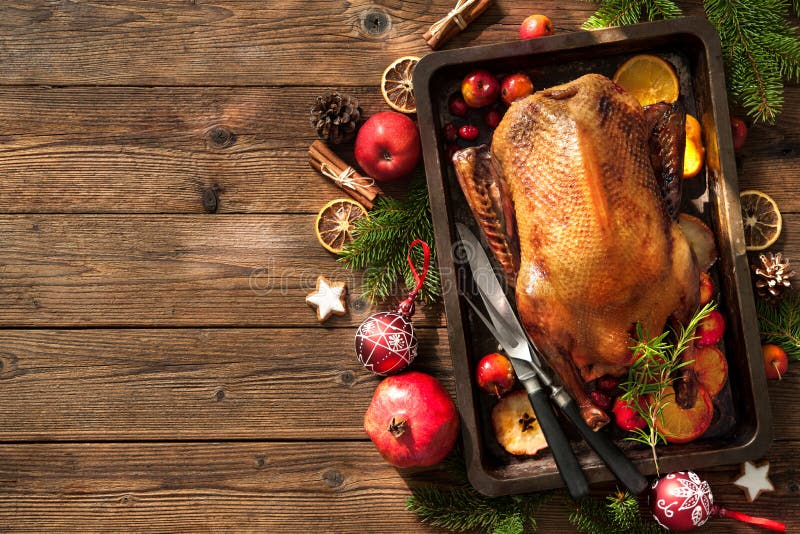 Weihnachtsentenbraten mit Äpfeln und Orangen auf Backblech stockfotografie