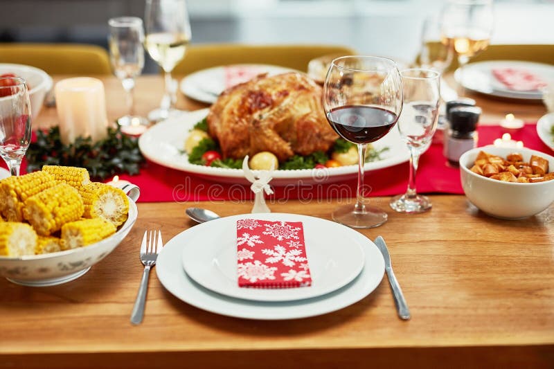 Weihnachtsessen und Teller zu Hause für Abendfeier und Familienfeier oder Gesellschaftsfeier. Abschluss des Festes. Mittagessen und Gourmetessen für Festessen und Desserts mit Wein.