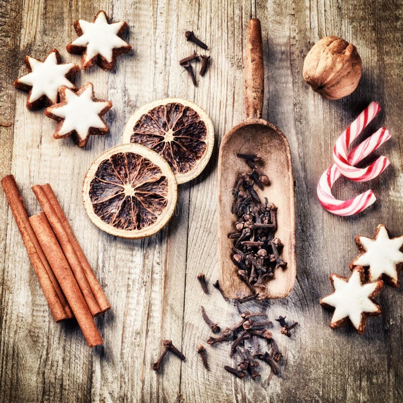 Weihnachtsfeiertags-Backeneinstellung mit Lebkuchenplätzchen lizenzfreie stockfotografie Weihnachtsfeiertags-Backeneinstellung mit Lebkuchenplätzchen lizenzfreie stockfotografie
