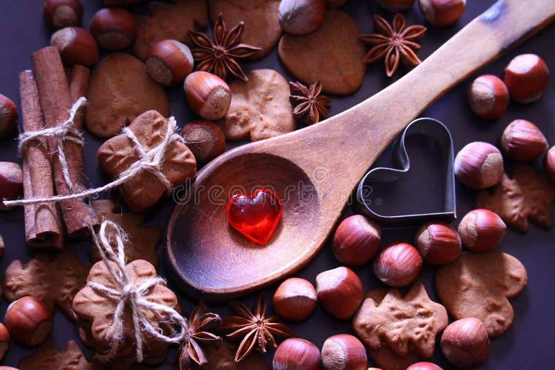 Weihnachtsfeiertagshintergrund Weihnachtsplätzchen mit festlicher Dekoration stockfotografie Weihnachtsfeiertagshintergrund Weihnachtsplätzchen mit festlicher Dekoration stockfotografie