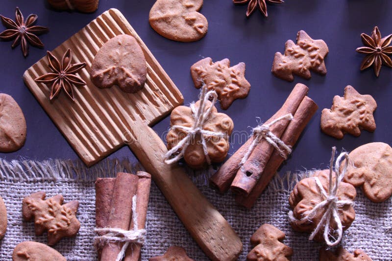 Weihnachtsfeiertagshintergrund Weihnachtsplätzchen mit festlicher Dekoration stockfotos Weihnachtsfeiertagshintergrund Weihnachtsplätzchen mit festlicher Dekoration stockfotos