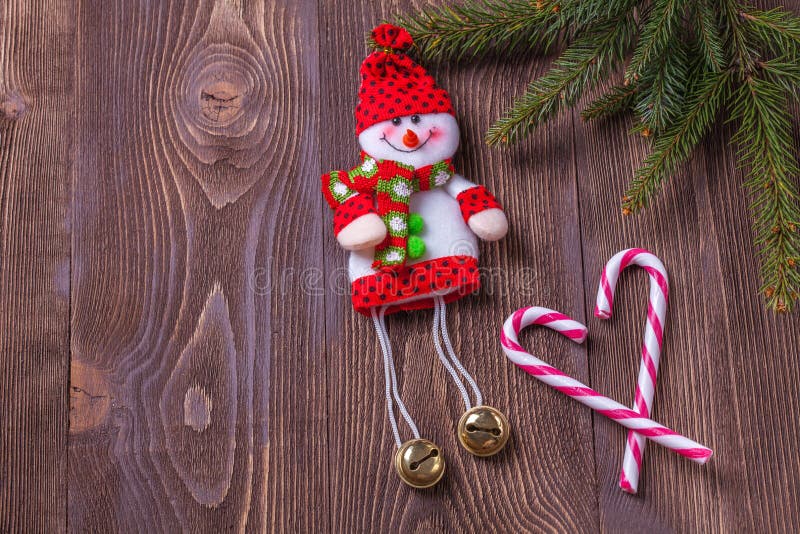 Weihnachtsfeiertagszusammensetzung auf braunem hölzernem Hintergrund mit Kopienraum für Ihren Text lizenzfreies stockfoto Weihnachtsfeiertagszusammensetzung auf braunem hölzernem Hintergrund mit Kopienraum für Ihren Text lizenzfreies stockfoto