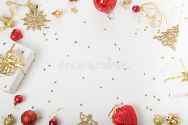 Weihnachtsfeiertagszusammensetzung Festliches kreatives goldenes Muster, Weihnachtsgolddekor-Feiertagsball mit Band, Schneeflocke stockbild Weihnachtsfeiertagszusammensetzung Festliches kreatives goldenes Muster, Weihnachtsgolddekor-Feiertagsball mit Band, Schneeflocke stockbild