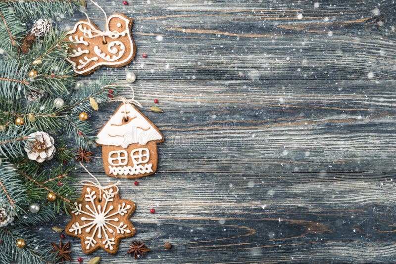 Weihnachtsfeld von Lebkuchenplätzchen auf Fichte über schneebedecktem hölzernem Hintergrundkopienraum lizenzfreies stockfoto Weihnachtsfeld von Lebkuchenplätzchen auf Fichte über schneebedecktem hölzernem Hintergrundkopienraum lizenzfreies stockfoto