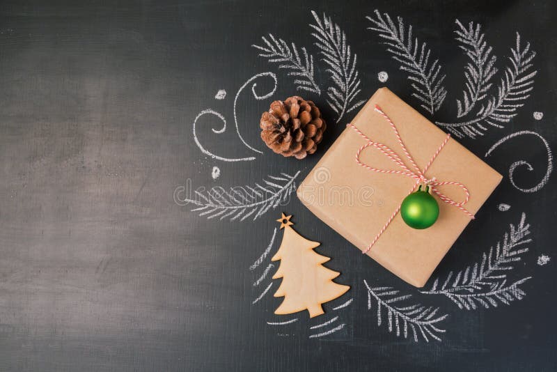Weihnachtsferiengeschenk auf Tafelhintergrund Ansicht von oben genanntem mit Kopienraum stockfoto